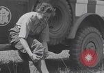 Immagine di L'infermiere francese applica il rossetto Francia, 1944, secondo 33 filmato di repertorio 65675079381