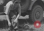 Immagine di L'infermiere francese applica il rossetto Francia, 1944, secondo 35 filmato di repertorio 65675079381
