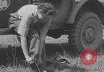 Immagine di L'infermiere francese applica il rossetto Francia, 1944, secondo 38 filmato di repertorio 65675079381