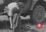 Immagine di L'infermiere francese applica il rossetto Francia, 1944, secondo 39 filmato di repertorio 65675079381
