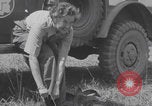 Immagine di L'infermiere francese applica il rossetto Francia, 1944, secondo 40 filmato di repertorio 65675079381