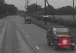 Standbild Free French 2nd Armored Division Konvoi England Southampton England, 1944, aus Sekunde 12 historischem Filmmaterial Videoclip 65675079382
