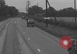 Standbild Free French 2nd Armored Division Konvoi England Southampton England, 1944, aus Sekunde 13 historischem Filmmaterial Videoclip 65675079382