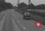 Standbild Free French 2nd Armored Division Konvoi England Southampton England, 1944, aus Sekunde 17 historischem Filmmaterial Videoclip 65675079382