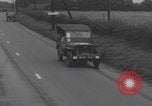 Standbild Free French 2nd Armored Division Konvoi England Southampton England, 1944, aus Sekunde 19 historischem Filmmaterial Videoclip 65675079382