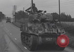 Standbild Free French 2nd Armored Division Konvoi England Southampton England, 1944, aus Sekunde 29 historischem Filmmaterial Videoclip 65675079382