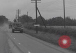 Standbild Free French 2nd Armored Division Konvoi England Southampton England, 1944, aus Sekunde 38 historischem Filmmaterial Videoclip 65675079382