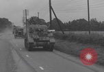 Standbild Free French 2nd Armored Division Konvoi England Southampton England, 1944, aus Sekunde 41 historischem Filmmaterial Videoclip 65675079382