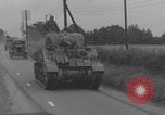 Standbild Free French 2nd Armored Division Konvoi England Southampton England, 1944, aus Sekunde 42 historischem Filmmaterial Videoclip 65675079382