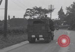 Standbild Free French 2nd Armored Division Konvoi England Southampton England, 1944, aus Sekunde 61 historischem Filmmaterial Videoclip 65675079382