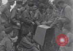 Immagine di Francese libero seconda divisione corazzata e ufficiali navali si incontrano Southampton, Inghilterra, 1944, secondo 1 filmato di repertorio 65675079383