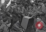 Immagine di Francese libero seconda divisione corazzata e ufficiali navali si incontrano Southampton, Inghilterra, 1944, secondo 6 filmato di repertorio 65675079383