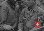 Immagine di Francese libero seconda divisione corazzata e ufficiali navali si incontrano Southampton, Inghilterra, 1944, secondo 8 filmato di repertorio 65675079383