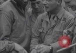 Immagine di Francese libero seconda divisione corazzata e ufficiali navali si incontrano Southampton, Inghilterra, 1944, secondo 9 filmato di repertorio 65675079383