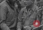 Immagine di Francese libero seconda divisione corazzata e ufficiali navali si incontrano Southampton, Inghilterra, 1944, secondo 13 filmato di repertorio 65675079383