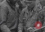 Immagine di Francese libero seconda divisione corazzata e ufficiali navali si incontrano Southampton, Inghilterra, 1944, secondo 14 filmato di repertorio 65675079383