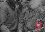 Immagine di Francese libero seconda divisione corazzata e ufficiali navali si incontrano Southampton, Inghilterra, 1944, secondo 15 filmato di repertorio 65675079383