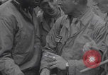 Immagine di Francese libero seconda divisione corazzata e ufficiali navali si incontrano Southampton, Inghilterra, 1944, secondo 16 filmato di repertorio 65675079383