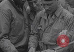 Immagine di Francese libero seconda divisione corazzata e ufficiali navali si incontrano Southampton, Inghilterra, 1944, secondo 17 filmato di repertorio 65675079383