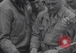 Immagine di Francese libero seconda divisione corazzata e ufficiali navali si incontrano Southampton, Inghilterra, 1944, secondo 18 filmato di repertorio 65675079383