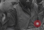 Immagine di Francese libero seconda divisione corazzata e ufficiali navali si incontrano Southampton, Inghilterra, 1944, secondo 19 filmato di repertorio 65675079383
