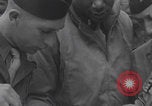 Immagine di Francese libero seconda divisione corazzata e ufficiali navali si incontrano Southampton, Inghilterra, 1944, secondo 21 filmato di repertorio 65675079383