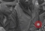 Immagine di Francese libero seconda divisione corazzata e ufficiali navali si incontrano Southampton, Inghilterra, 1944, secondo 23 filmato di repertorio 65675079383