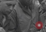 Immagine di Francese libero seconda divisione corazzata e ufficiali navali si incontrano Southampton, Inghilterra, 1944, secondo 24 filmato di repertorio 65675079383