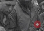 Immagine di Francese libero seconda divisione corazzata e ufficiali navali si incontrano Southampton, Inghilterra, 1944, secondo 25 filmato di repertorio 65675079383