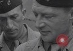 Immagine di Francese libero seconda divisione corazzata e ufficiali navali si incontrano Southampton, Inghilterra, 1944, secondo 27 filmato di repertorio 65675079383