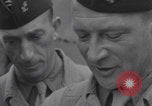 Immagine di Francese libero seconda divisione corazzata e ufficiali navali si incontrano Southampton, Inghilterra, 1944, secondo 28 filmato di repertorio 65675079383