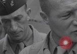 Immagine di Francese libero seconda divisione corazzata e ufficiali navali si incontrano Southampton, Inghilterra, 1944, secondo 30 filmato di repertorio 65675079383