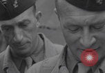 Immagine di Francese libero seconda divisione corazzata e ufficiali navali si incontrano Southampton, Inghilterra, 1944, secondo 31 filmato di repertorio 65675079383