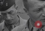 Immagine di Francese libero seconda divisione corazzata e ufficiali navali si incontrano Southampton, Inghilterra, 1944, secondo 33 filmato di repertorio 65675079383