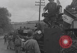 Immagine di Francese libero seconda divisione corazzata e ufficiali navali si incontrano Southampton, Inghilterra, 1944, secondo 59 filmato di repertorio 65675079383