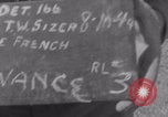 Immagine di La donna francese dà cioccolatini ai soldati della seconda Divisione Armored Luce-sous-Ballon Francia, 1944, secondo 1 filmato di repertorio 65675079391