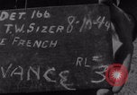 Immagine di La donna francese dà cioccolatini ai soldati della seconda Divisione Armored Luce-sous-Ballon Francia, 1944, secondo 3 filmato di repertorio 65675079391