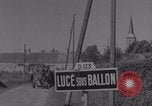 Immagine di La donna francese dà cioccolatini ai soldati della seconda Divisione Armored Luce-sous-Ballon Francia, 1944, secondo 4 filmato di repertorio 65675079391