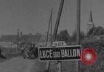 Immagine di La donna francese dà cioccolatini ai soldati della seconda Divisione Armored Luce-sous-Ballon Francia, 1944, secondo 5 filmato di repertorio 65675079391