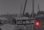 Immagine di La donna francese dà cioccolatini ai soldati della seconda Divisione Armored Luce-sous-Ballon Francia, 1944, secondo 6 filmato di repertorio 65675079391