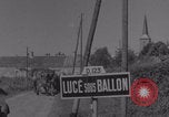 Immagine di La donna francese dà cioccolatini ai soldati della seconda Divisione Armored Luce-sous-Ballon Francia, 1944, secondo 7 filmato di repertorio 65675079391