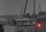 Immagine di La donna francese dà cioccolatini ai soldati della seconda Divisione Armored Luce-sous-Ballon Francia, 1944, secondo 8 filmato di repertorio 65675079391