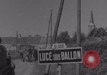 Immagine di La donna francese dà cioccolatini ai soldati della seconda Divisione Armored Luce-sous-Ballon Francia, 1944, secondo 9 filmato di repertorio 65675079391