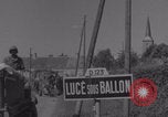 Immagine di La donna francese dà cioccolatini ai soldati della seconda Divisione Armored Luce-sous-Ballon Francia, 1944, secondo 10 filmato di repertorio 65675079391