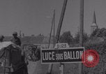 Immagine di La donna francese dà cioccolatini ai soldati della seconda Divisione Armored Luce-sous-Ballon Francia, 1944, secondo 11 filmato di repertorio 65675079391