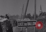 Immagine di La donna francese dà cioccolatini ai soldati della seconda Divisione Armored Luce-sous-Ballon Francia, 1944, secondo 12 filmato di repertorio 65675079391