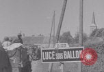 Immagine di La donna francese dà cioccolatini ai soldati della seconda Divisione Armored Luce-sous-Ballon Francia, 1944, secondo 13 filmato di repertorio 65675079391