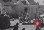 Immagine di La donna francese dà cioccolatini ai soldati della seconda Divisione Armored Luce-sous-Ballon Francia, 1944, secondo 14 filmato di repertorio 65675079391