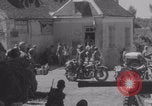 Immagine di La donna francese dà cioccolatini ai soldati della seconda Divisione Armored Luce-sous-Ballon Francia, 1944, secondo 15 filmato di repertorio 65675079391