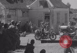 Immagine di La donna francese dà cioccolatini ai soldati della seconda Divisione Armored Luce-sous-Ballon Francia, 1944, secondo 16 filmato di repertorio 65675079391